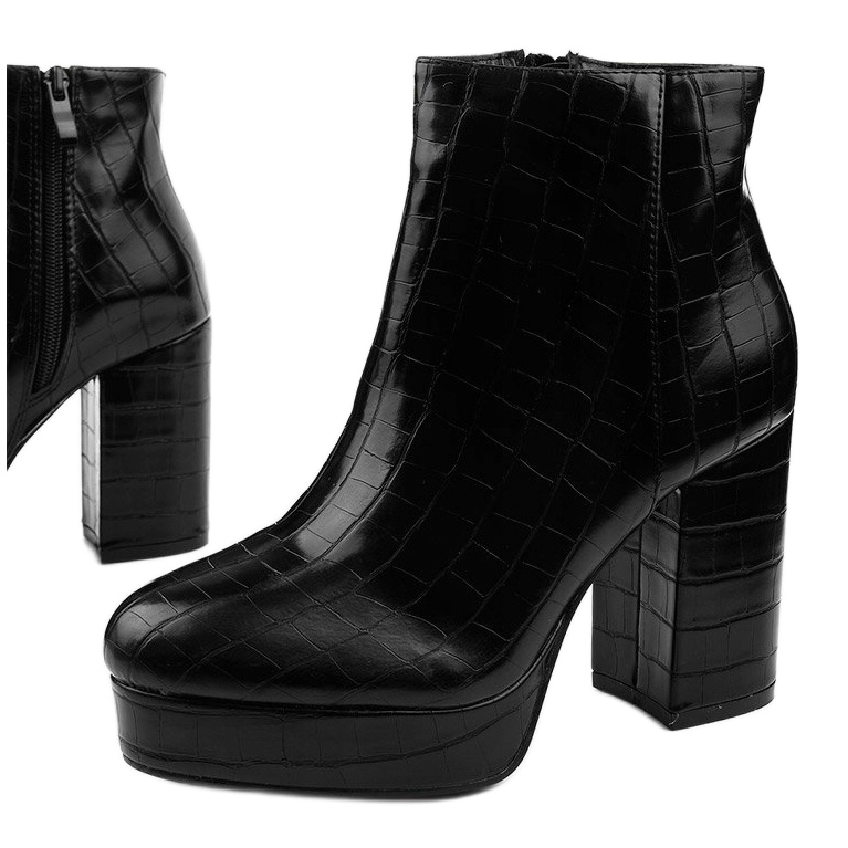 Black ankle boots on the Usinaya post 1