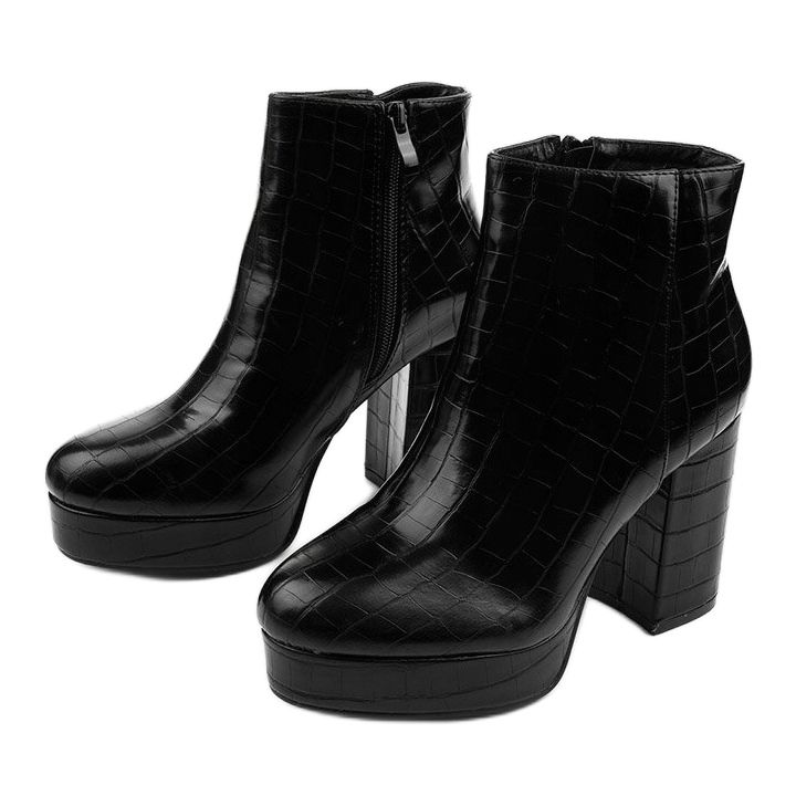 Black ankle boots on the Usinaya post 2