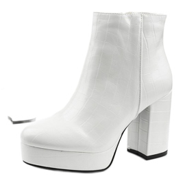 White boots on the post of Usinaya 1