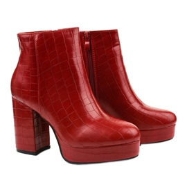 Red ankle boots on the post of Usinaya 3