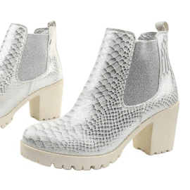 Silver boots on the Amar post 1