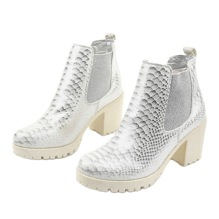 Silver boots on the Amar post 2