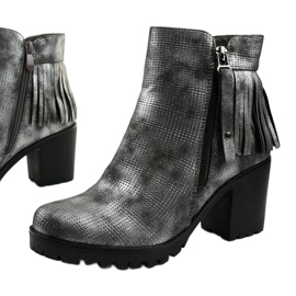 Gray boots on the Amar post grey 1