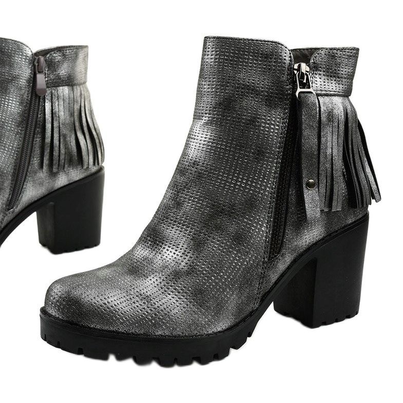 Gray boots on the Amar post grey 1