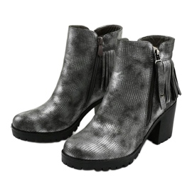 Gray boots on the Amar post grey 2