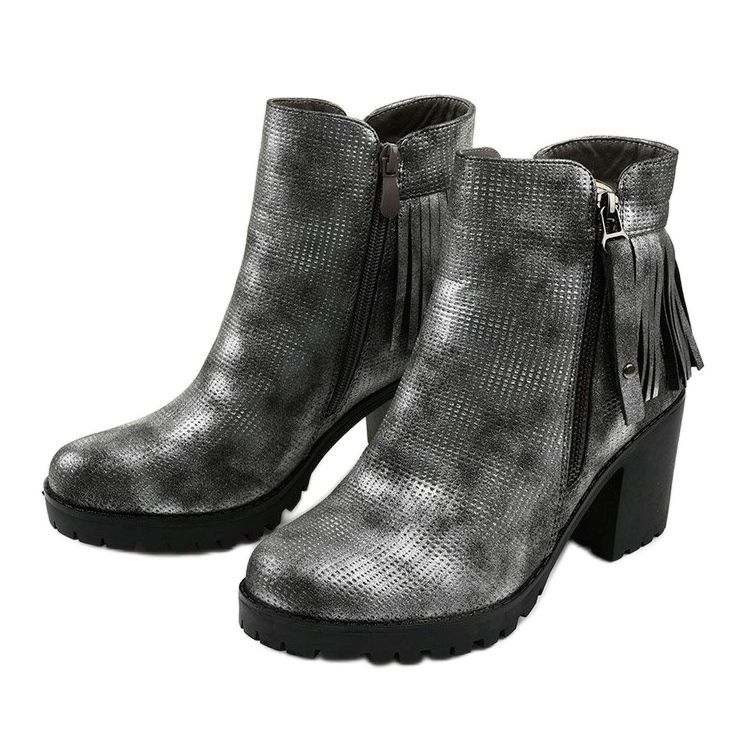 Gray boots on the Amar post grey 2