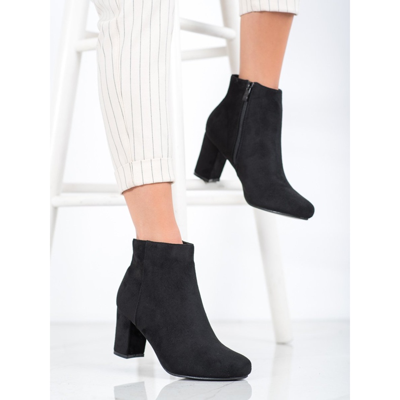 Laura Mode Classic boots on a post black 2