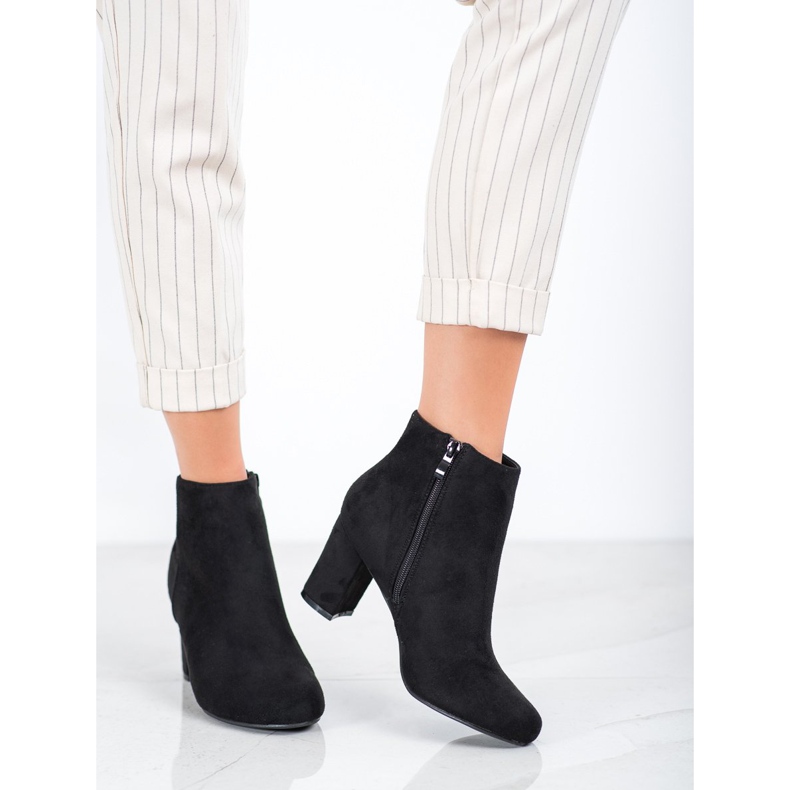 Laura Mode Classic boots on a post black 1