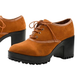 Camel boots laced on a Clearfall block brown 1