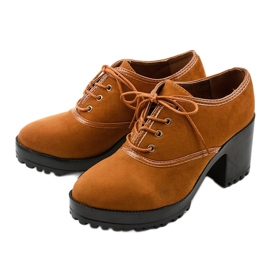 Camel boots laced on a Clearfall block brown 2