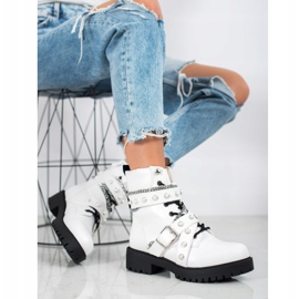 Seastar Workers With Chains white 1