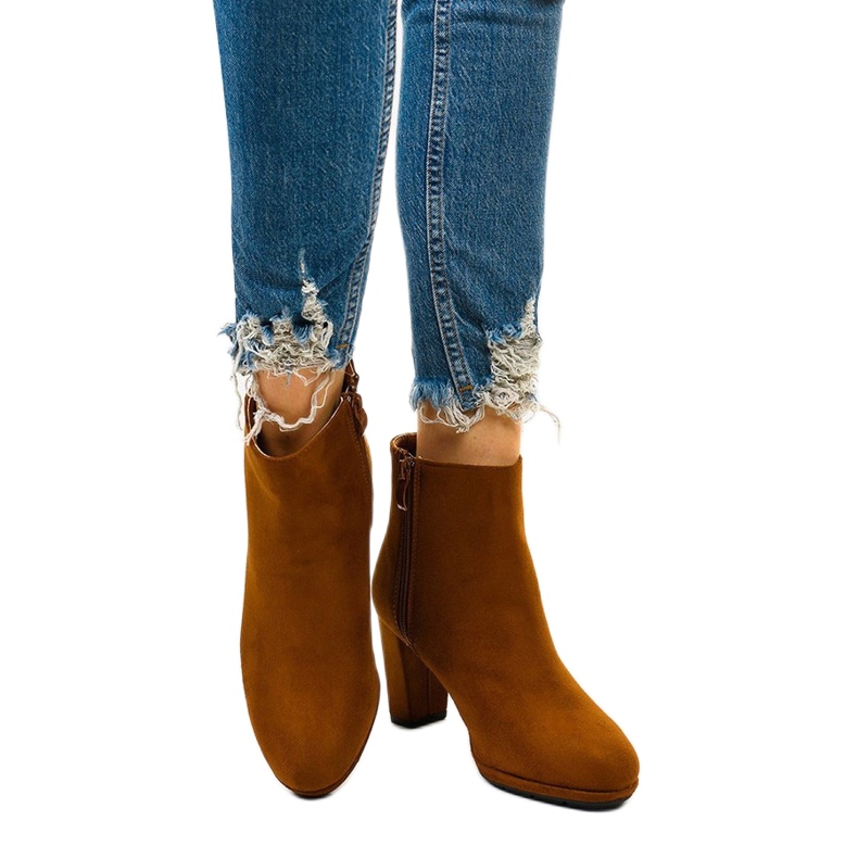 Camel boots on the post, Xentora suede brown 1