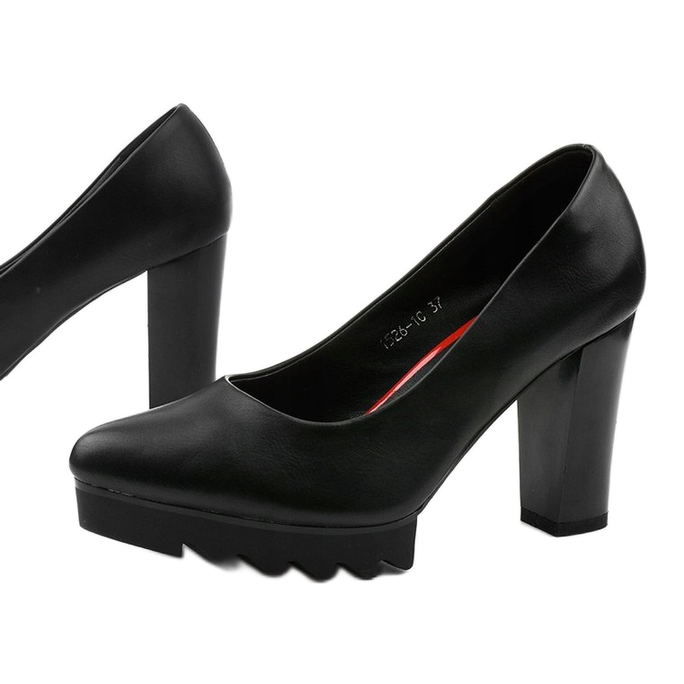 Black pumps on the Silverbee post 1