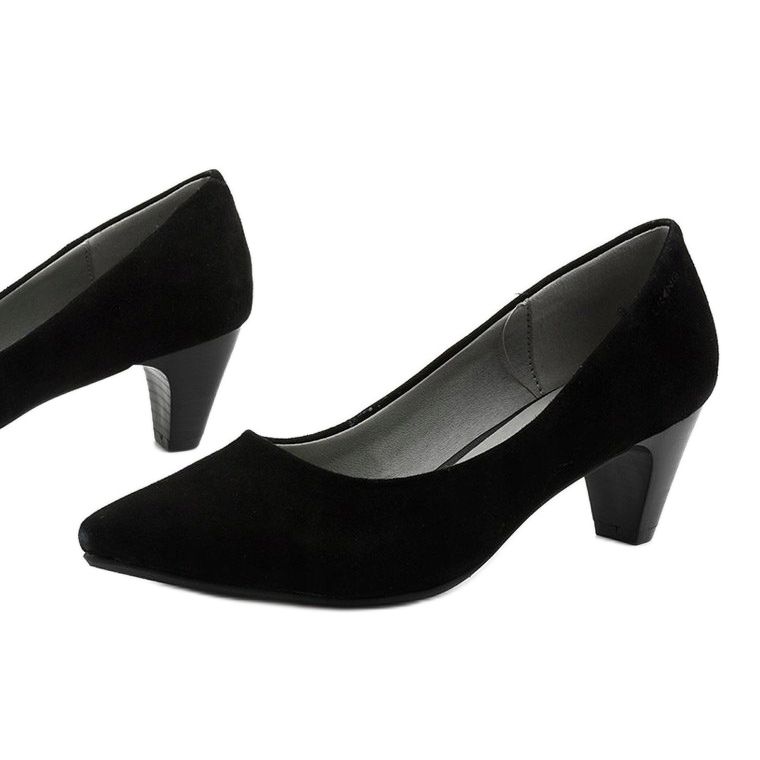 Ladies' black pumps on the Ynisol post 1