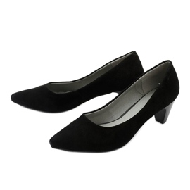 Ladies' black pumps on the Ynisol post 2