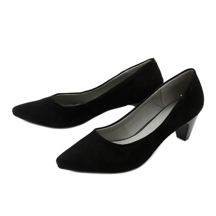 Ladies' black pumps on the Ynisol post 2