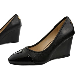 Black pumps on the Bluehorn wedge heel 1