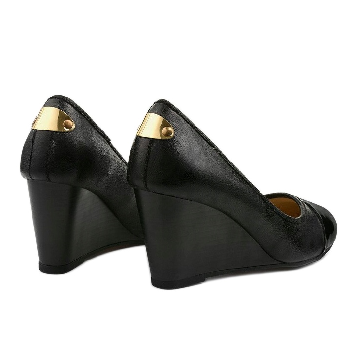 Black pumps on the Bluehorn wedge heel 2