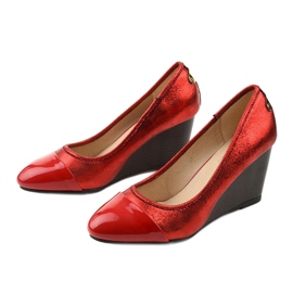 Red pumps on the Bluehorn wedge heel 2
