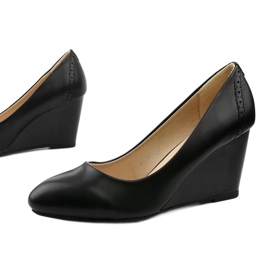 Black pumps on the Affore wedge 1