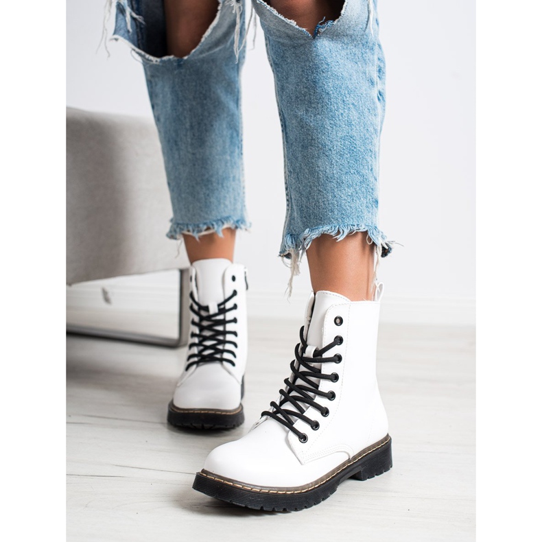 Small Swan White Boots black 1