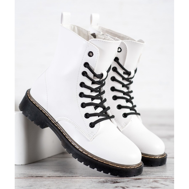 Small Swan White Boots black 2