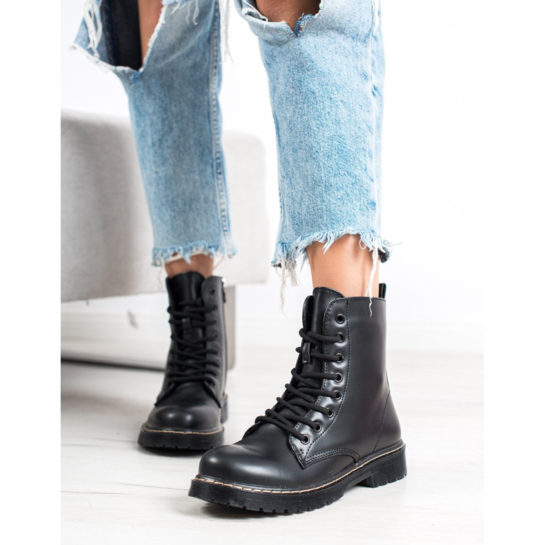 Small Swan Black Boots 2