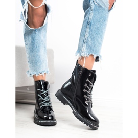 Goodin Varnished Trappers white black 1