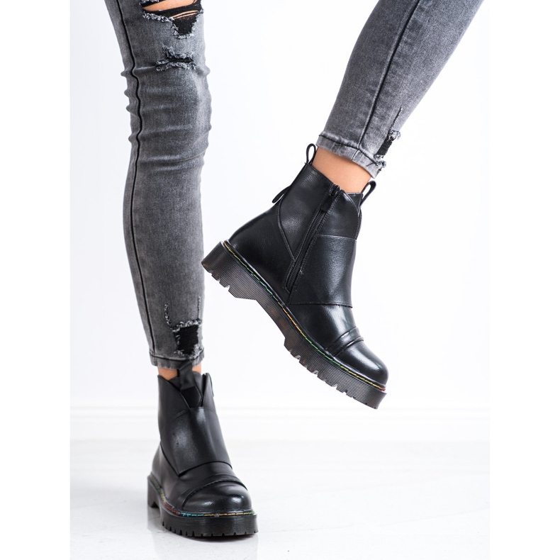 Bella Paris Black Workers On The Platform 1