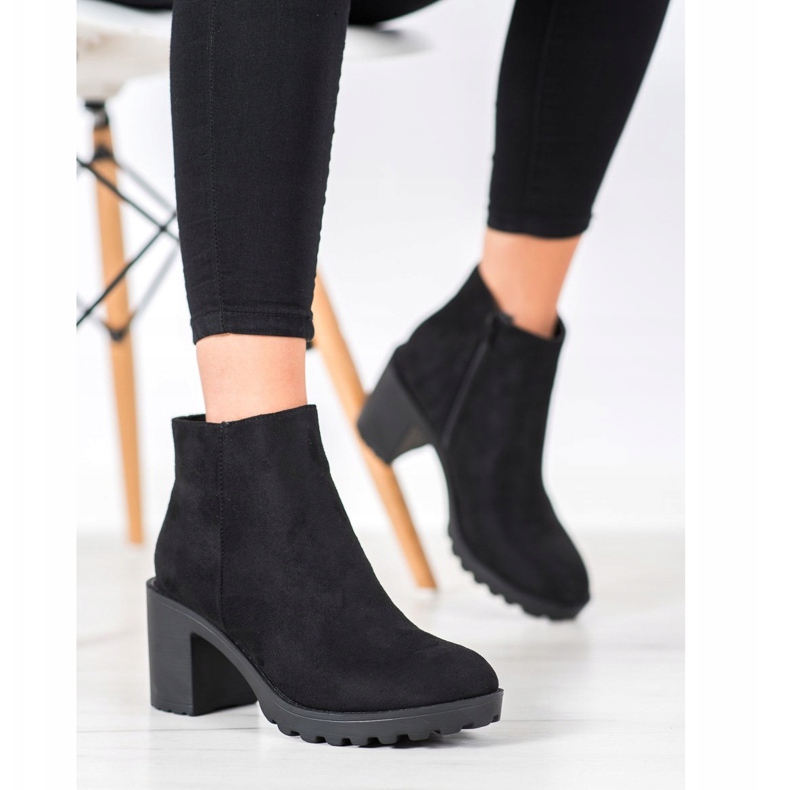 Laura Mode Casual boots on a post black 1