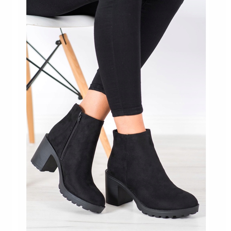 Laura Mode Casual boots on a post black 2