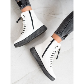 SHELOVET White Workers On The Platform 1