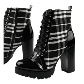 Checkered ankle boots laced up on the Millersto post black 1