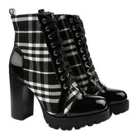 Checkered ankle boots laced up on the Millersto post black 2