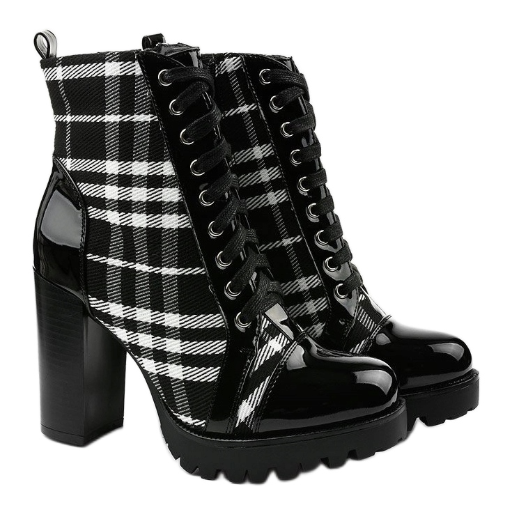 Checkered ankle boots laced up on the Millersto post black 2
