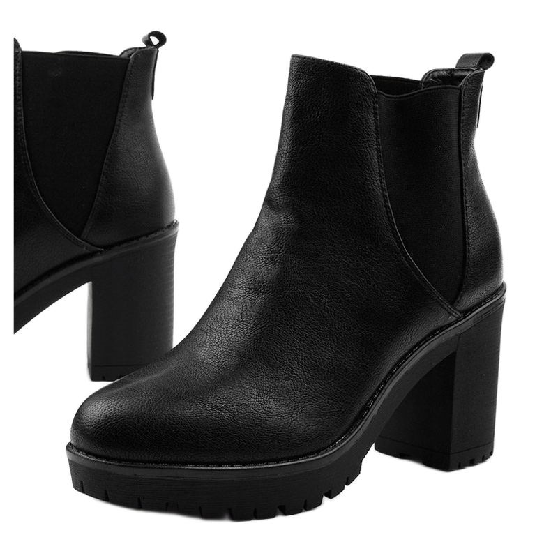 Black ankle boots on the Melidor post 1