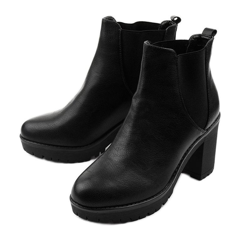 Black ankle boots on the Melidor post 2