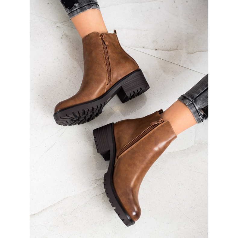 Ideal Shoes Comfortable brown boots 1