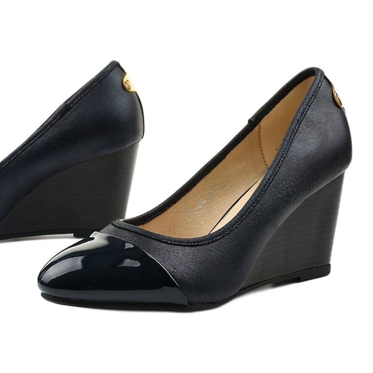 Blue pumps on the Bluehorn wedge heel navy blue 1 Blue pumps on the Bluehorn wedge heel navy blue 1