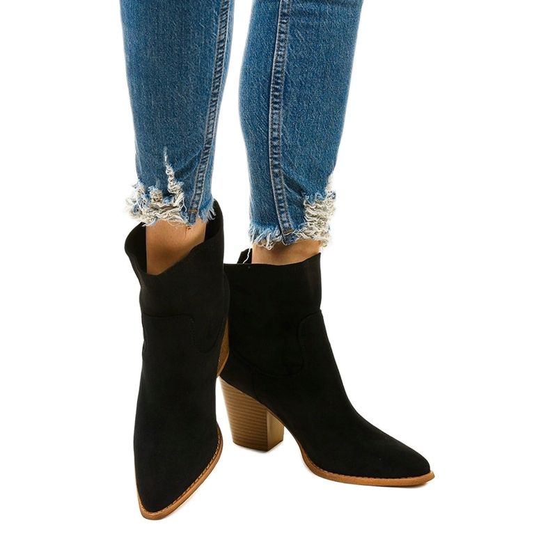 Black ankle boots on the M398 slip-on post 1