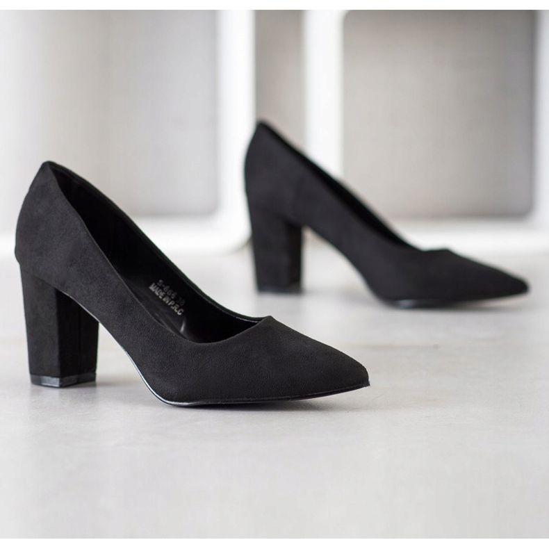 Renda Black Pumps On A Pillar 1