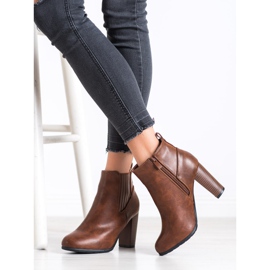 Abloom Comfortable boots on a pillar brown 1