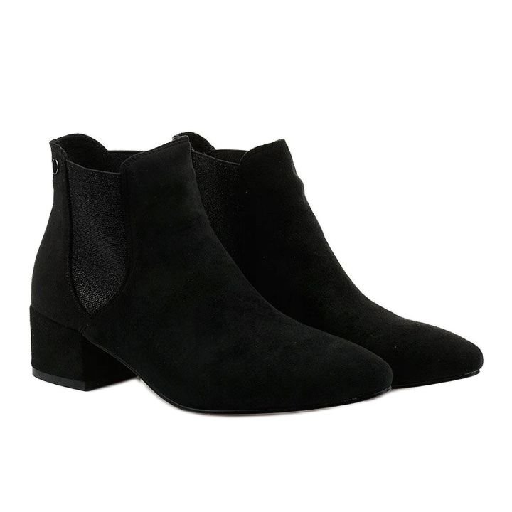 Black Chelsea boots on the Naurea post 2