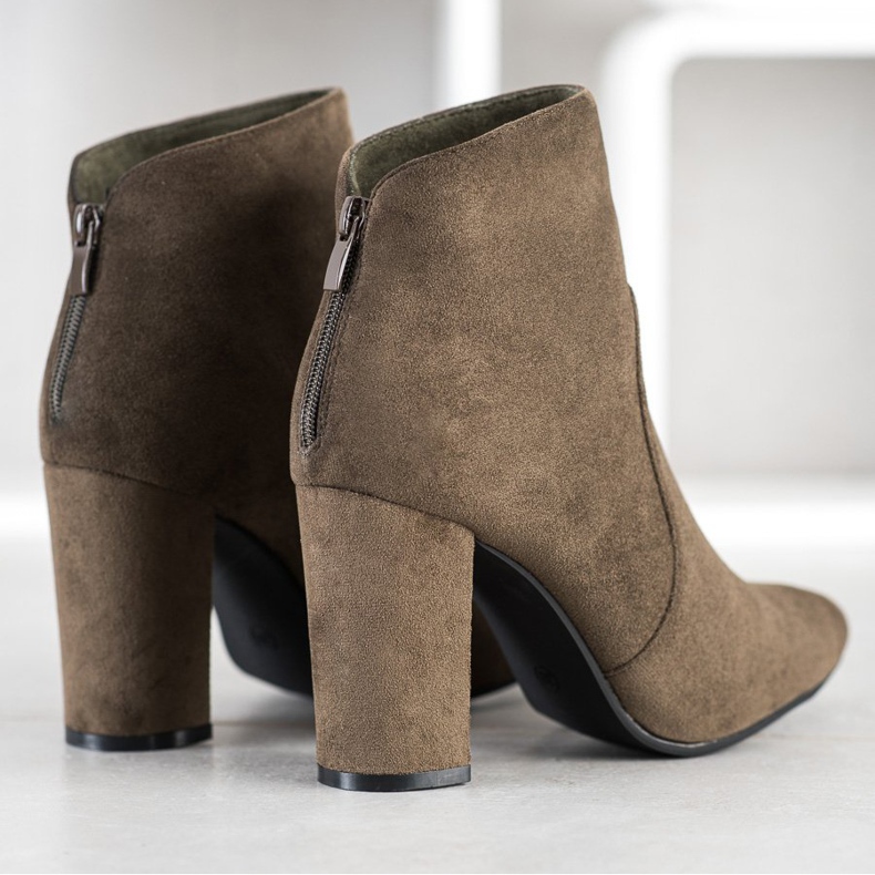 Ideal Shoes Classic boots on a post brown khaki 1