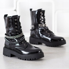 Seastar Black Workers With A Chain 1