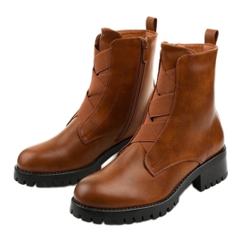 Brown boots on the post of insulated Chanhett 2