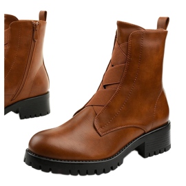 Brown boots on the post of insulated Chanhett 1