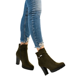 Green high boots on the Vabella post 1