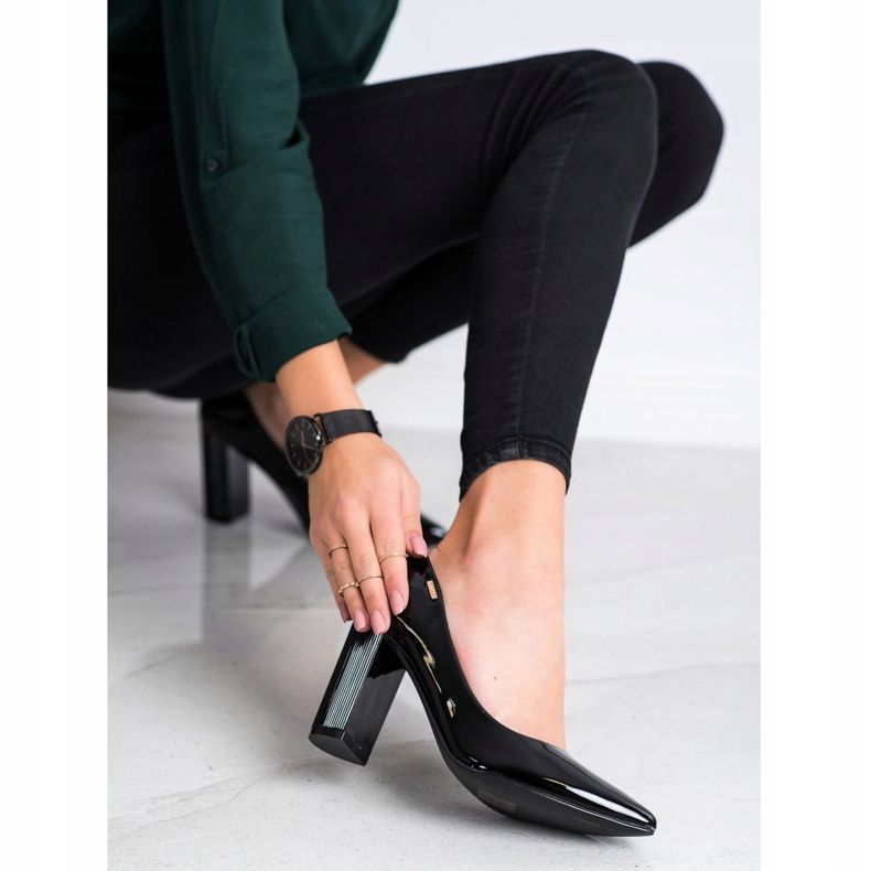 Goodin Pumps On A Pillar black 2