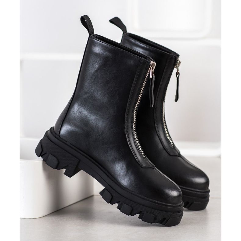 Seastar Workers On The Platform black 1